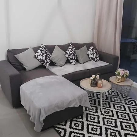 Very Quiet Studio With A Beautiful Terrace 아파트 *